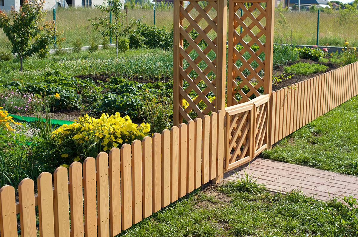 Ограждения для грядок своими руками — как сделать забор для палисадника, цветника или огорода, пошаговые инструкции с фото
