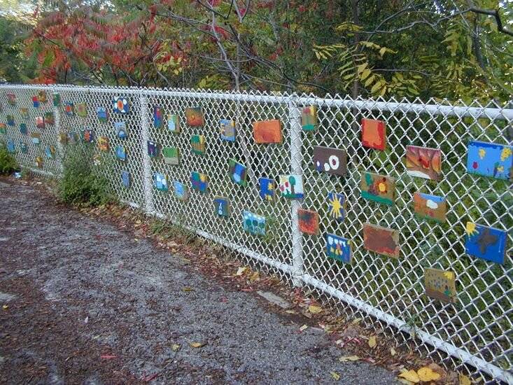 Как украсить забор из сетки рабицы, закрыть от соседей, сделать непрозрачным