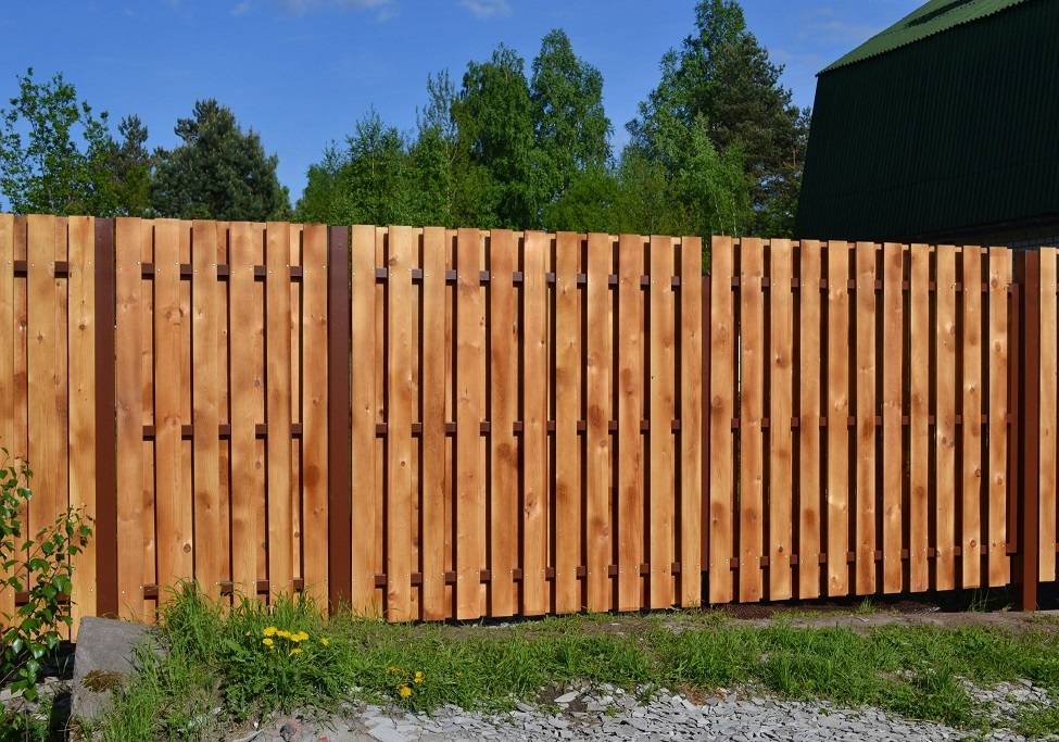 Деревянный забор на даче: разновидности, уход за ограждением