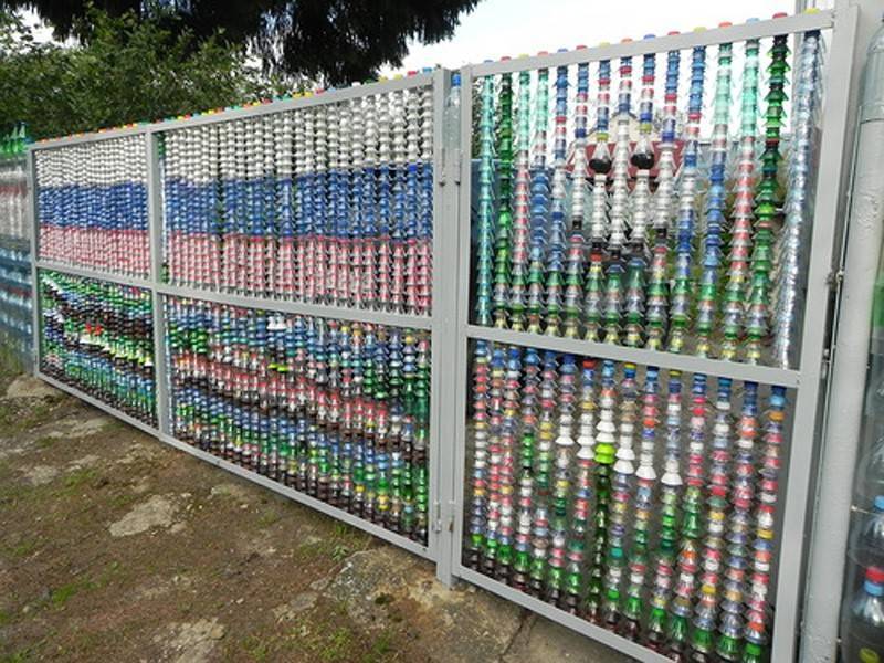 Забор из пластиковых бутылок своими руками: фото и видео