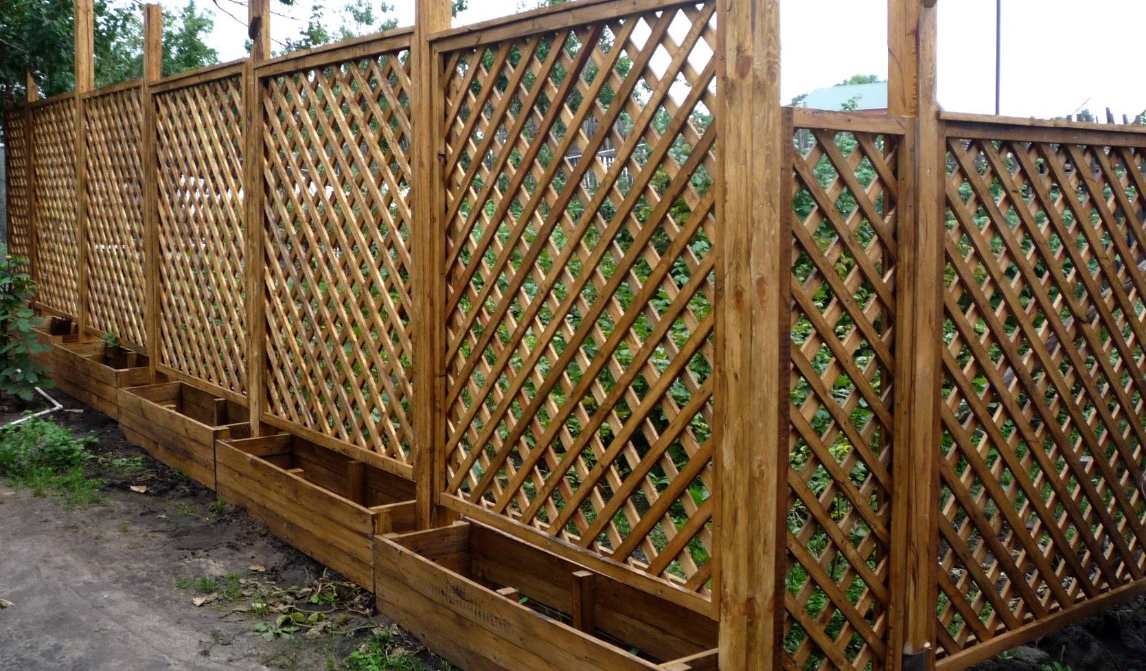 Как построить деревянный решетчатый забор из реек