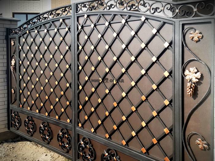 Забор из металлической решетки - особенности монтажа