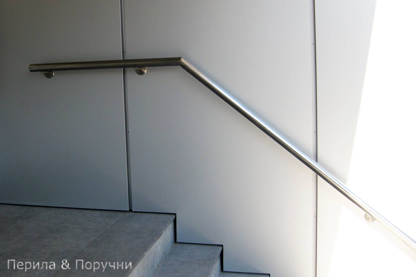 Перила для лестниц: установка, эксплуатация, особенности