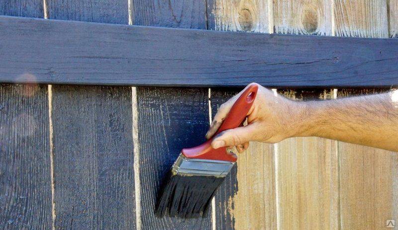 Чем обработать деревянный забор: методы защиты от гниения и покраска