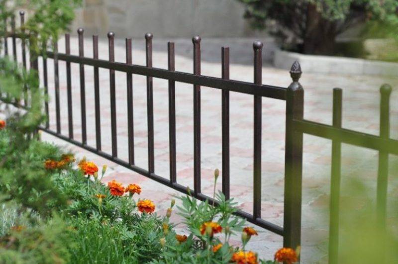 Забор для палисадника: красивое обрамление для кустарников и цветов