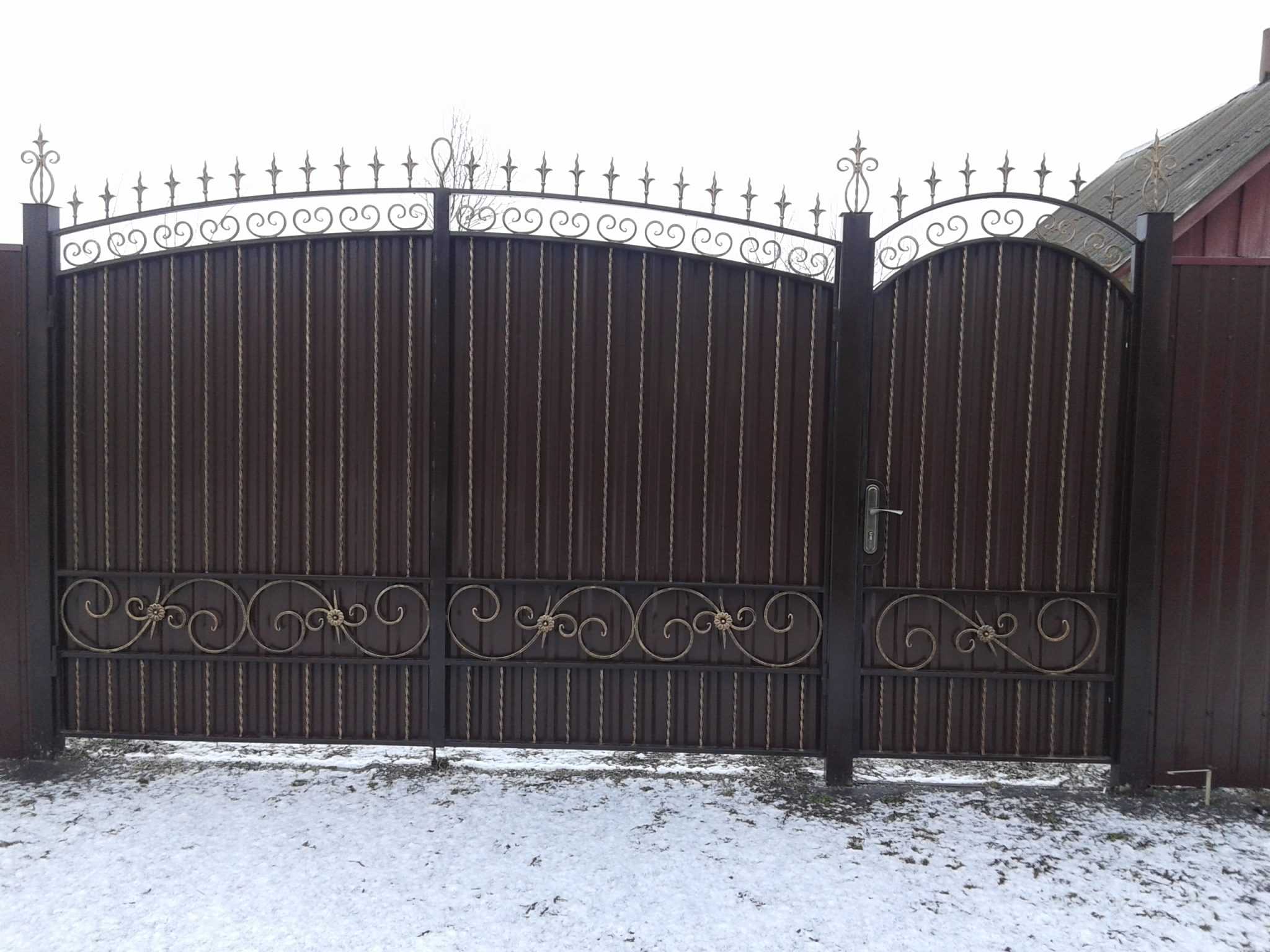 Ворота и калитки из профнастила кованными элементами — sdelayzabor.ru