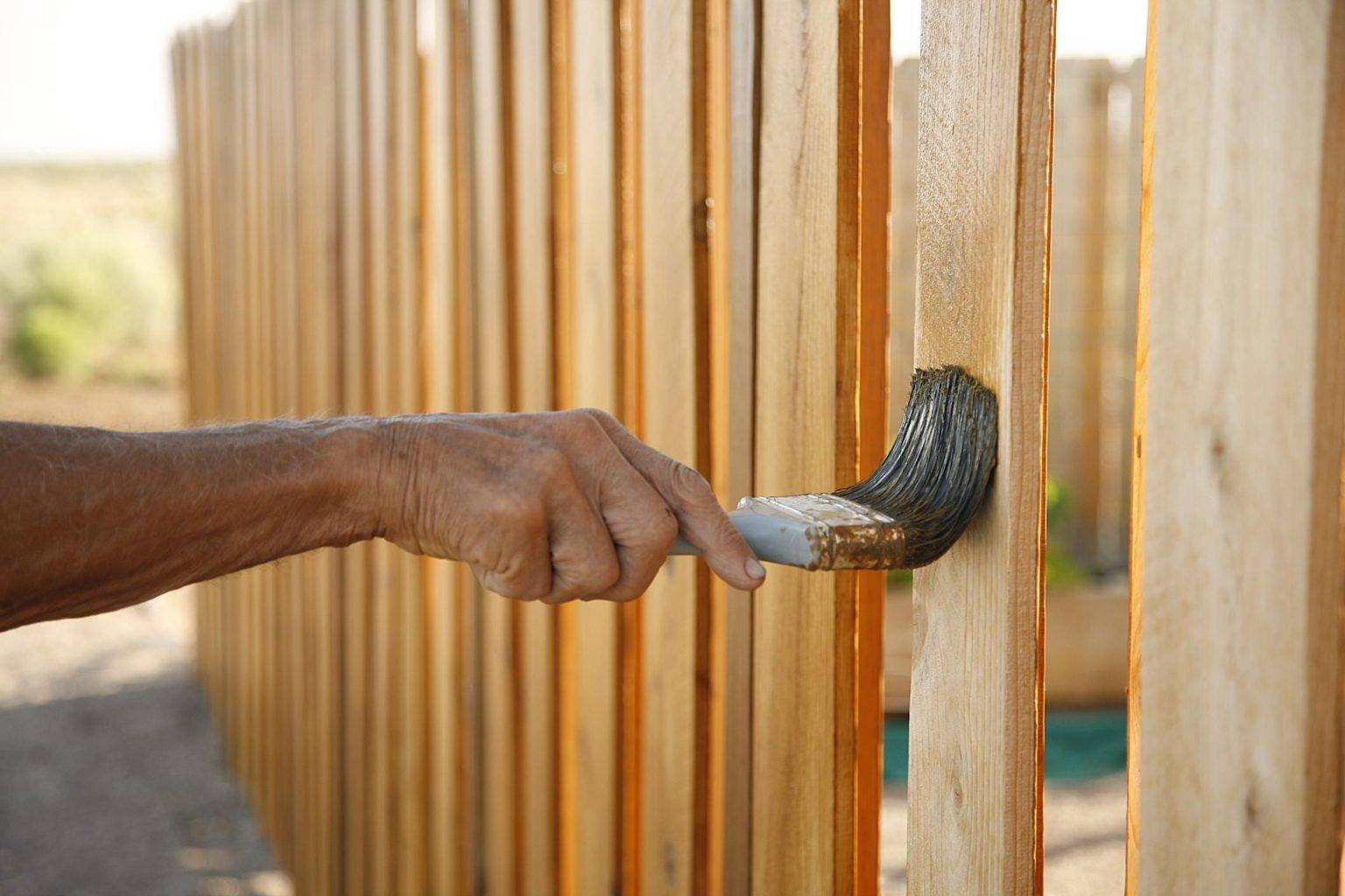 Как и чем покрасить деревянный забор: выбор материалов и технологии