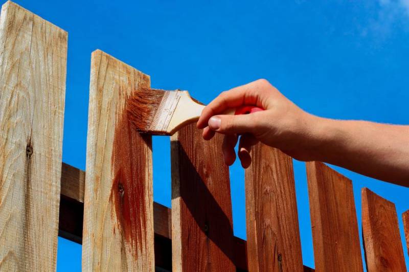 Чем покрасить деревянный забор из штакетника – выбор подходящей краски и ее нанесение — дачники лайф