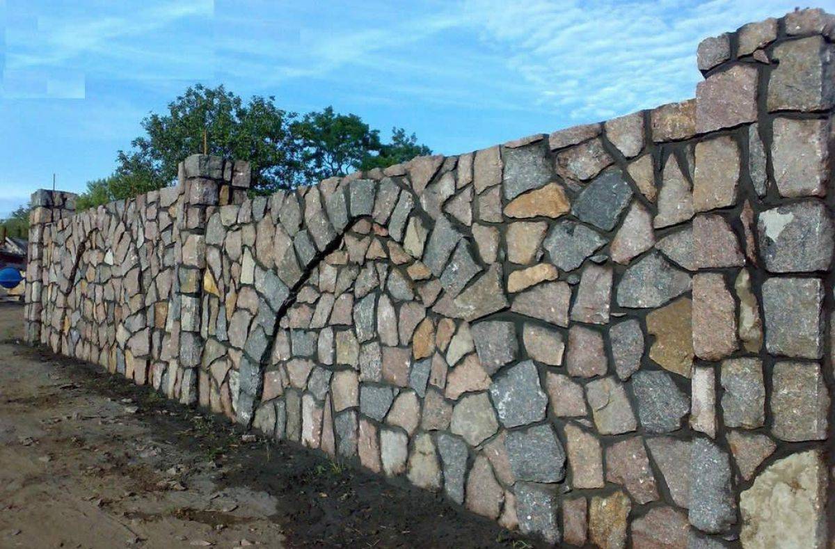 Каменный забор своими руками. каменный забор - надежная защита и украшение загородного участка, сооружаем каменный забор своими руками