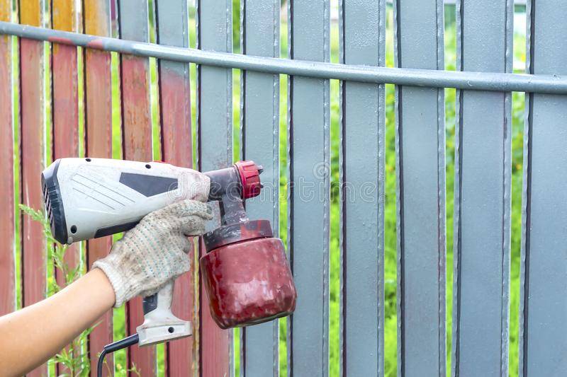 Чем лучше всего красить металлический забор