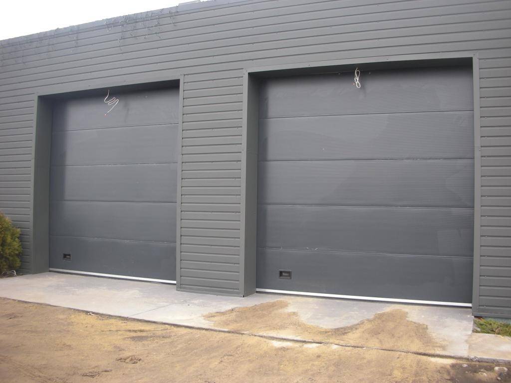 Выбираем какие ворота лучше установить в гараж: откатные, рулонные или секционные? подборка фото