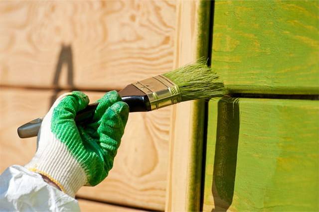 Важные аспекты покраски бетонного забора своими руками