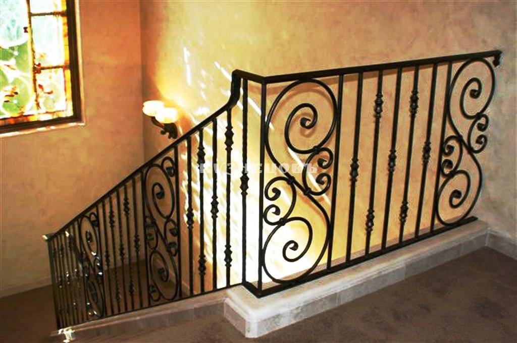 Особенности кованых перил для лестниц в доме, где принято устанавливать и как создать конструкцию для дома