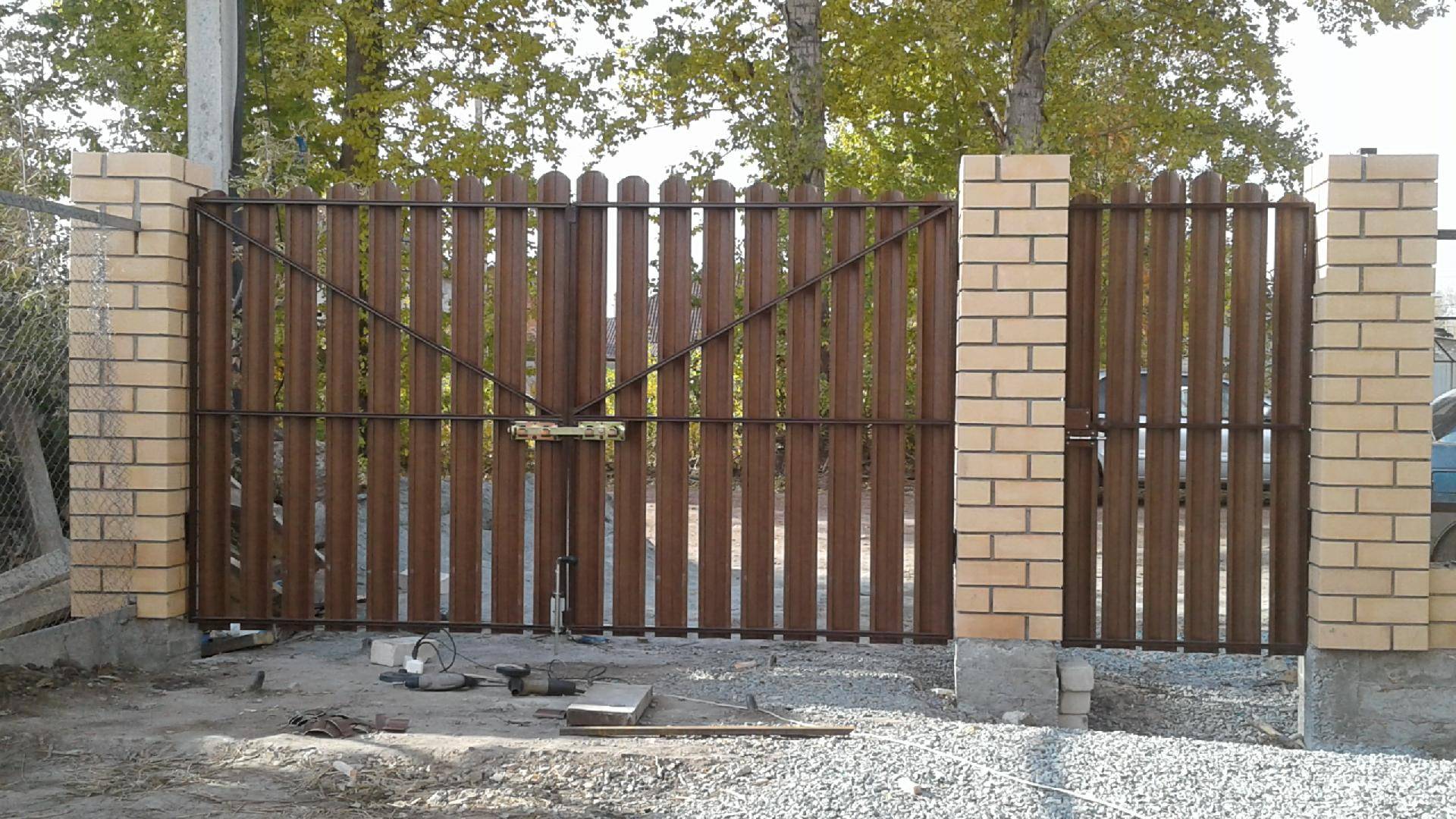 Откатные ворота с калиткой внутри — фото вариантов из профнастила, евроштакетника и других материалов