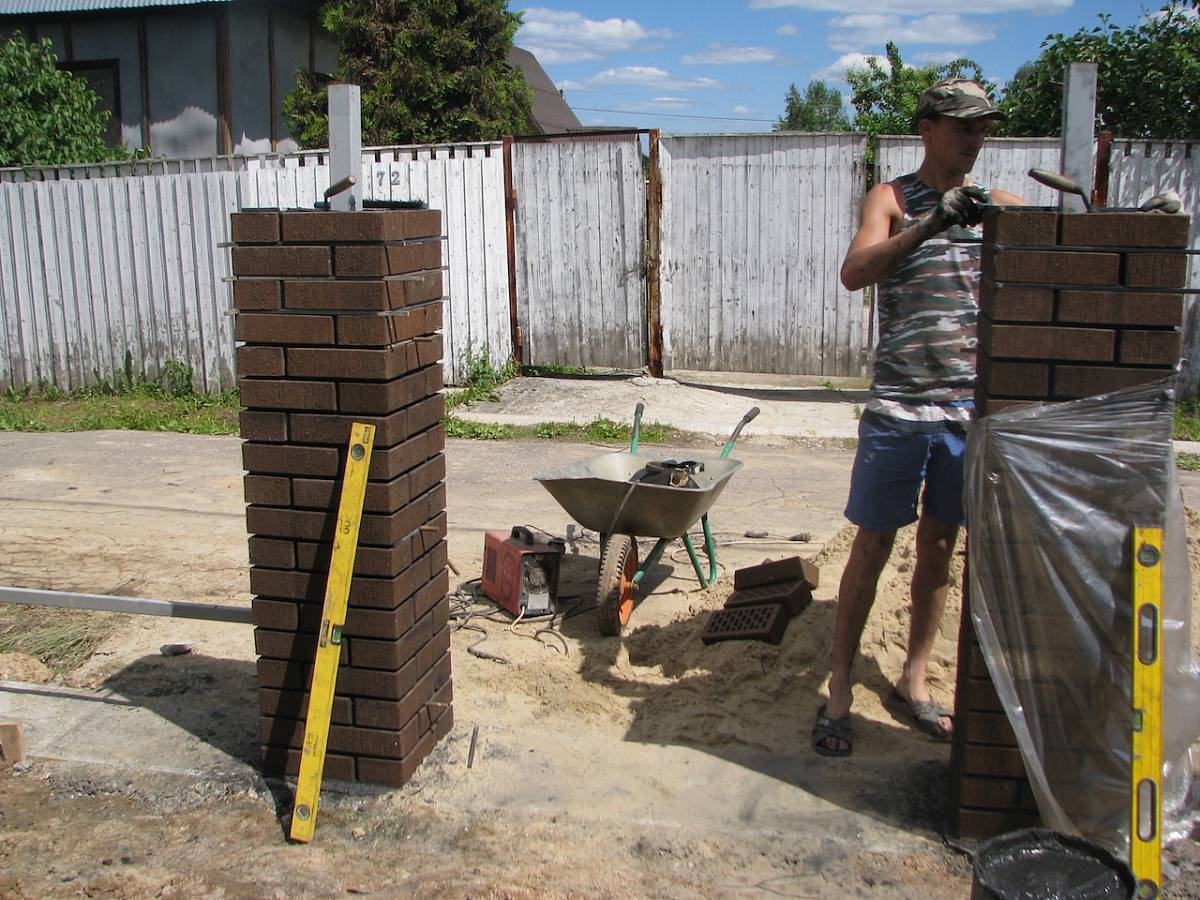Забор с кирпичными столбами: как выложить столбы из кирпича самостоятельно