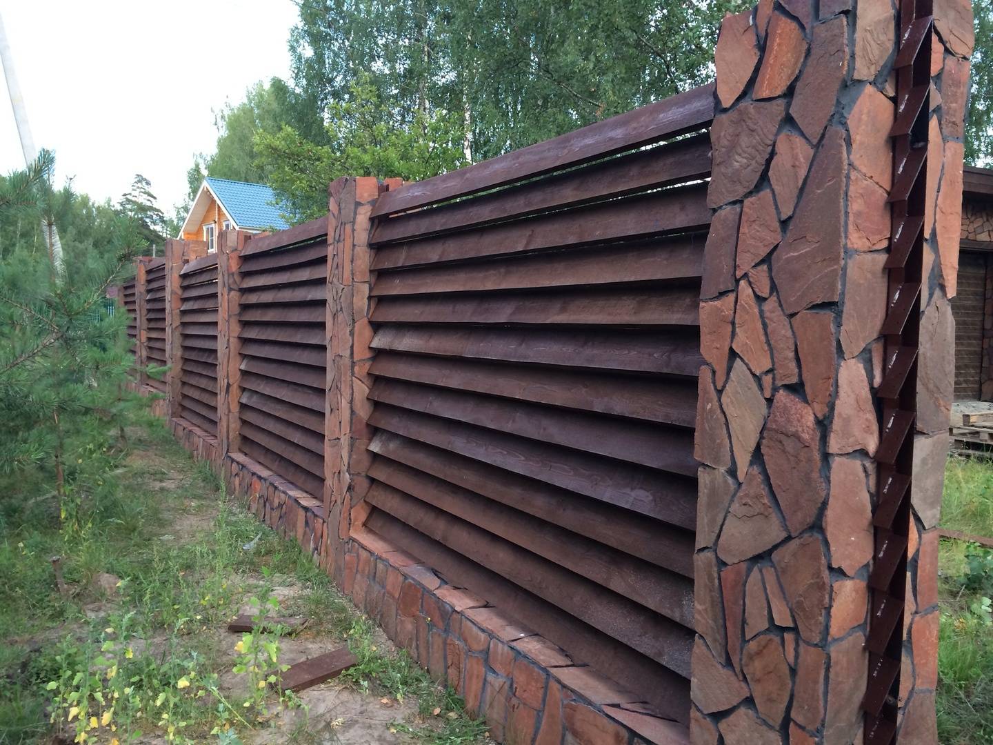 Кирпичный забор: 110 фото особенностей кладки и ухода за забором