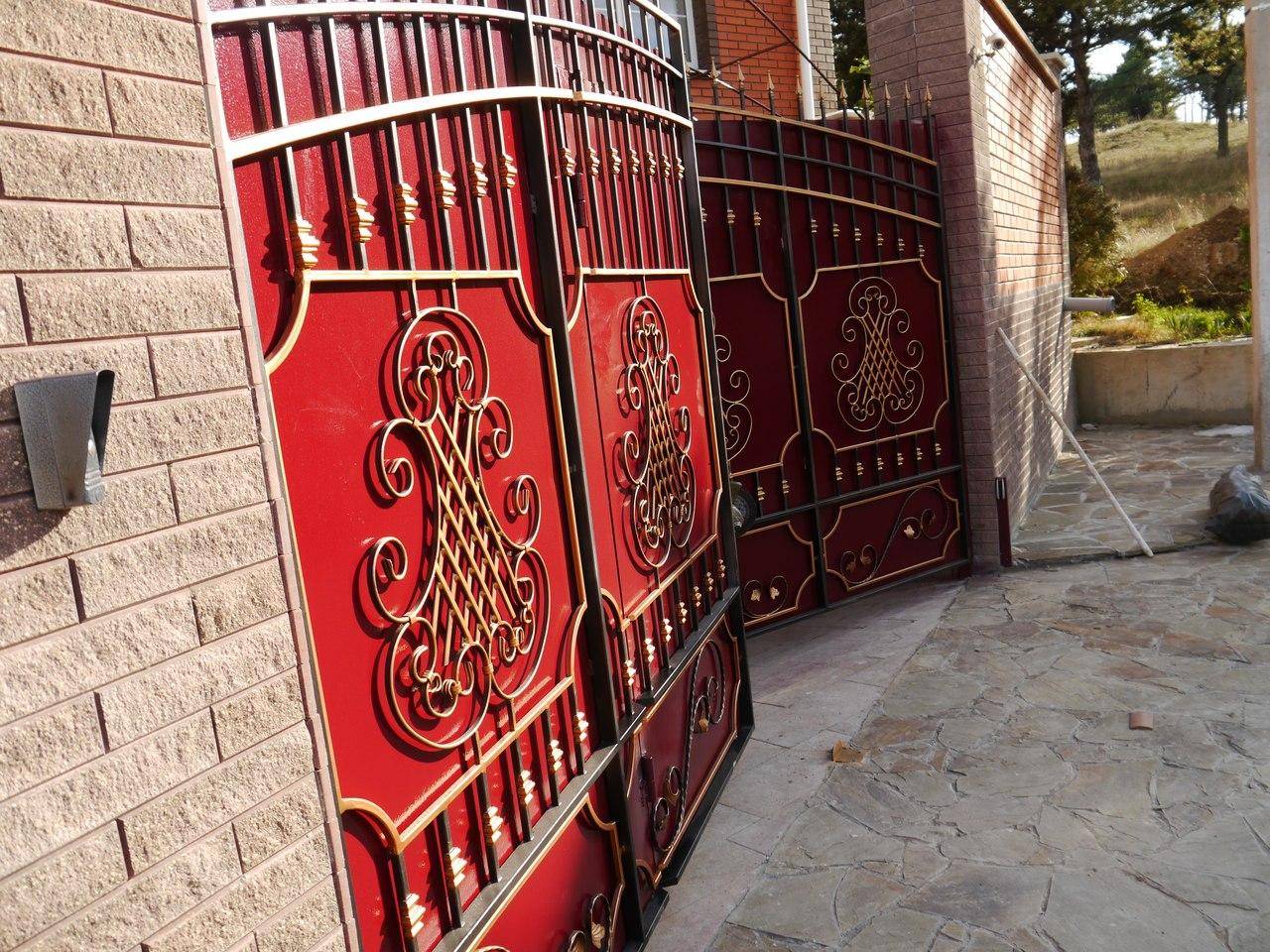 Покрасить металлические ворота: чем и какой краской