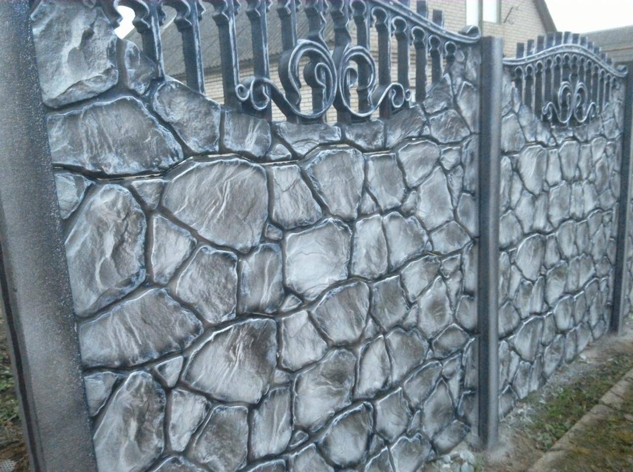 Чем и как покрасить самостоятельно бетонный забор.