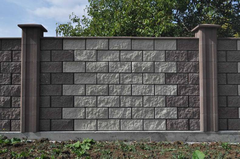 Забор из блоков рваный камень – имитация средневековья