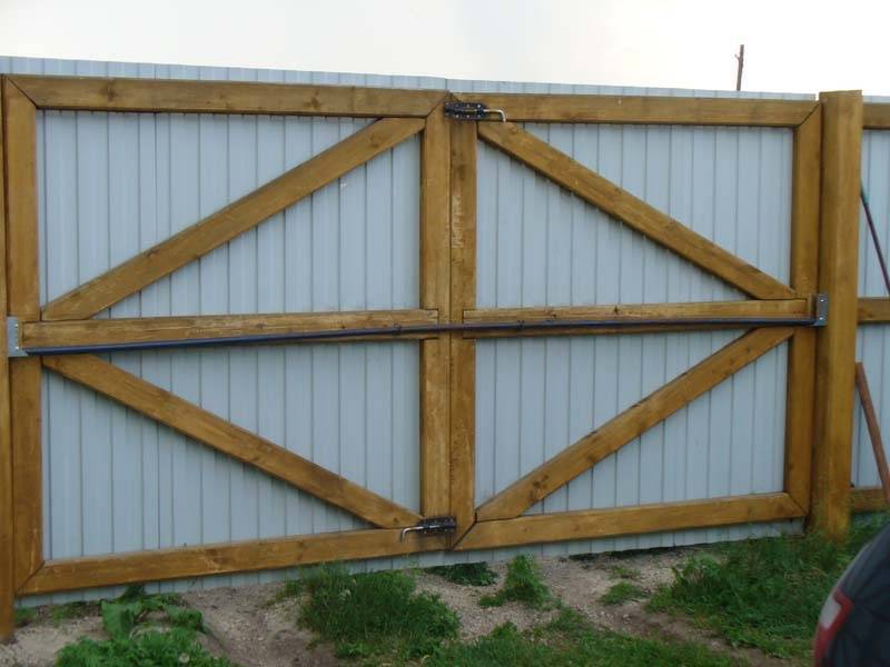 Распашные ворота на даче — 150 фото и видео применения разных распашных конструкций