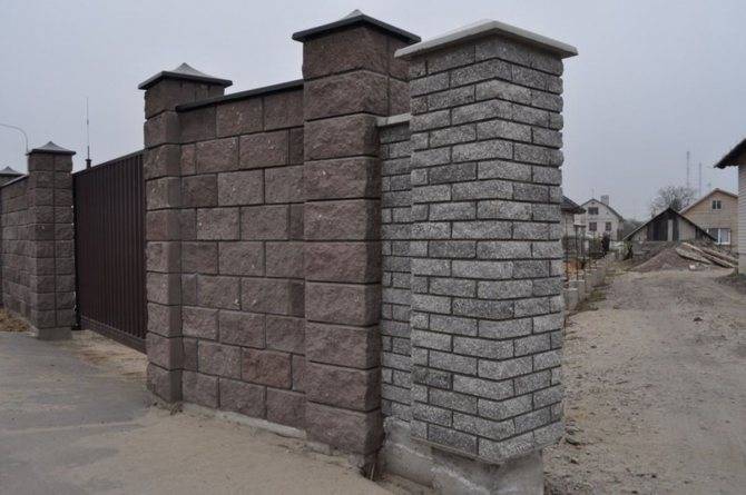 Декоративные столбы для забора: бетонные блоки под камень, кирпич и из пластика