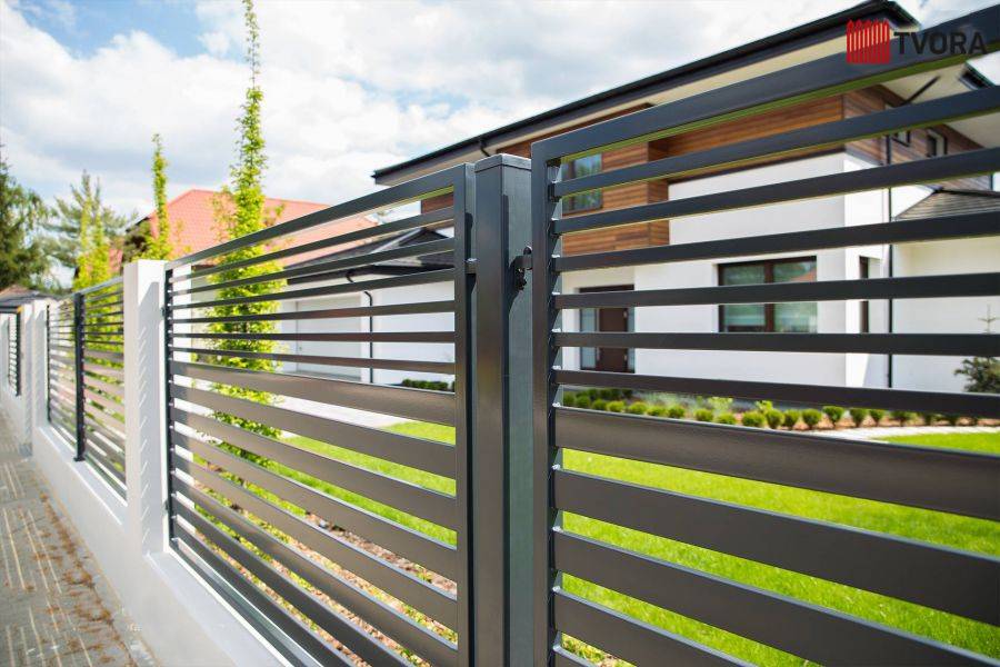 Прозрачный забор: полупрозрачный из металла, светопрозрачный из поликарбоната, дерева и пластика, фото