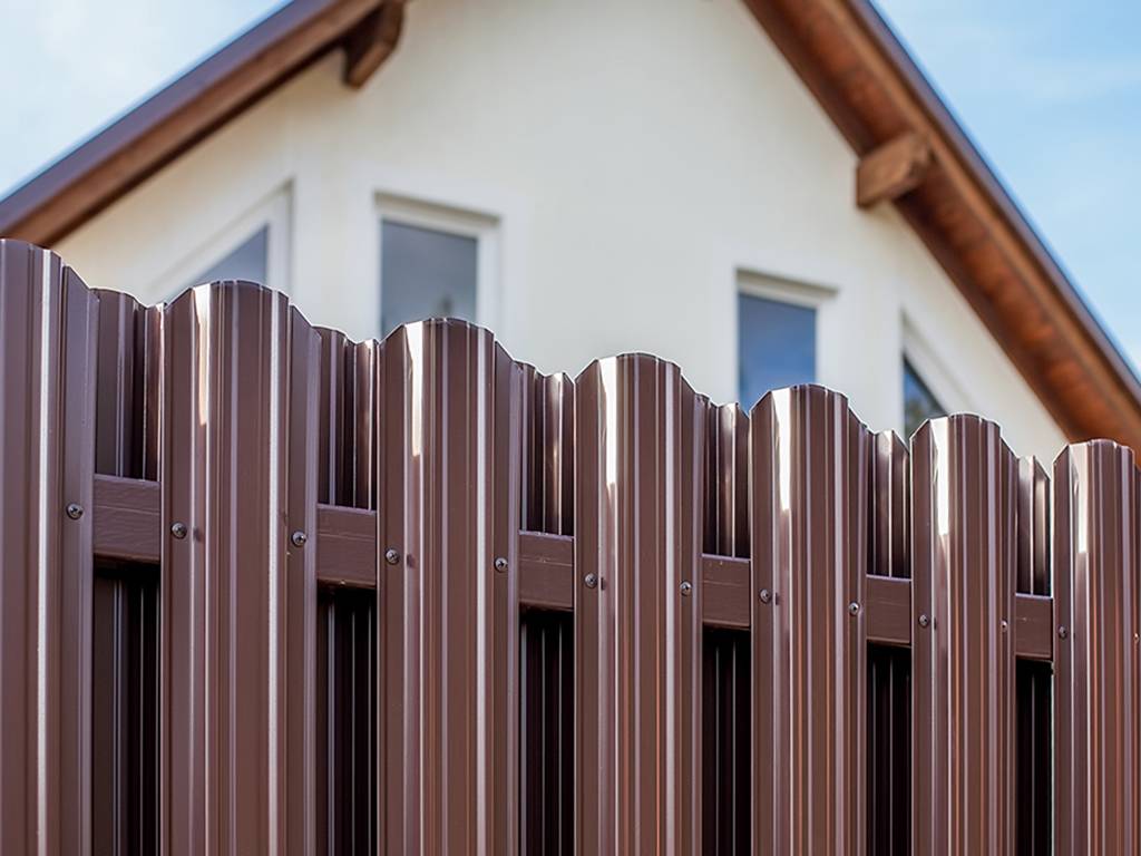 Забор из деревянного штакетника-как самый простой вариант забора