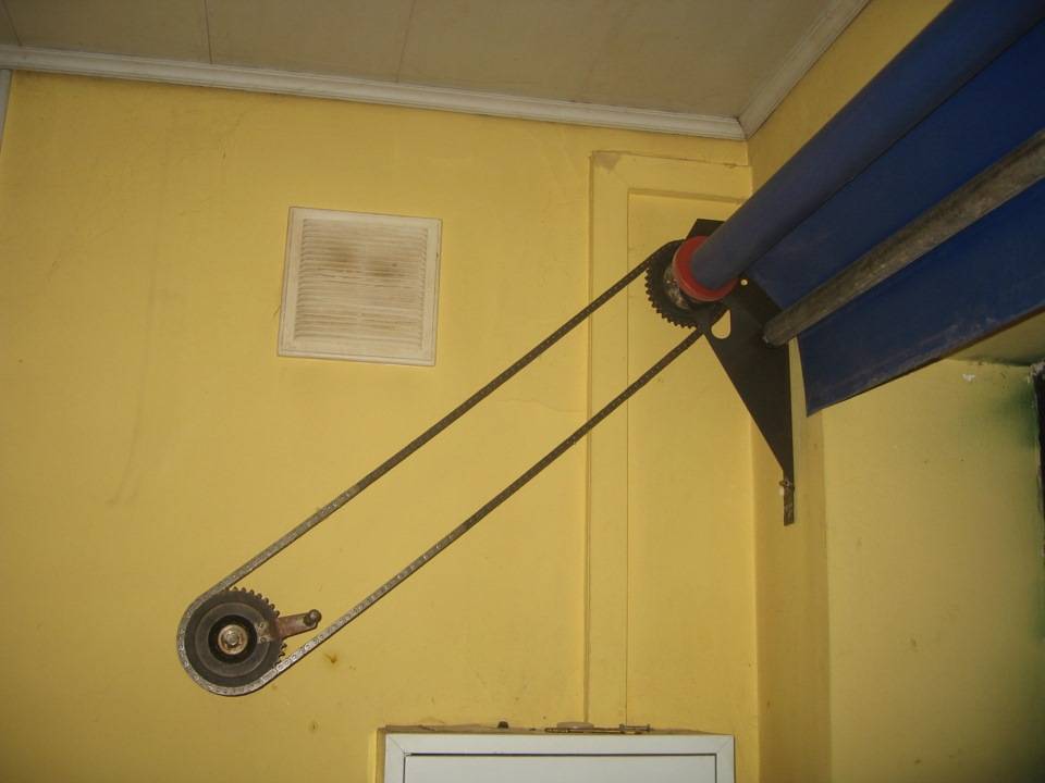 Предназначение штор в гараже на ворота, их преимущества и недостатки, материала полотна, как повесить самостоятельно