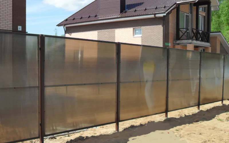 Как построить забор из поликарбоната в саду своими руками пошагово?