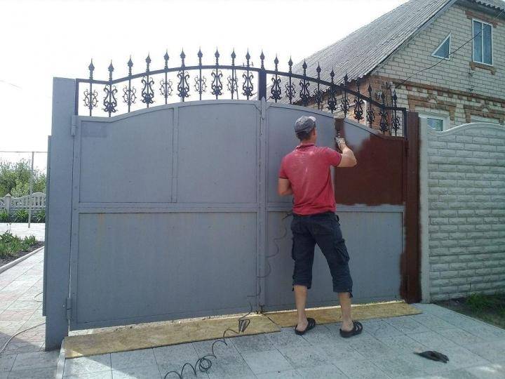 Чем и как покрасить гаражные ворота. покраска гаражных ворот