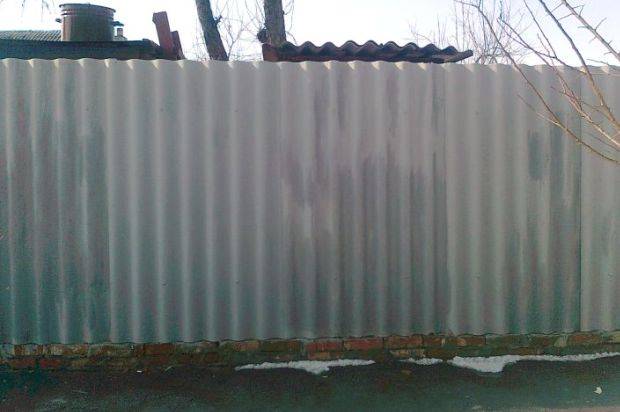 Забор из шифера – варианты с плоскими, волновыми и цветными листами, фото готовых ограждений