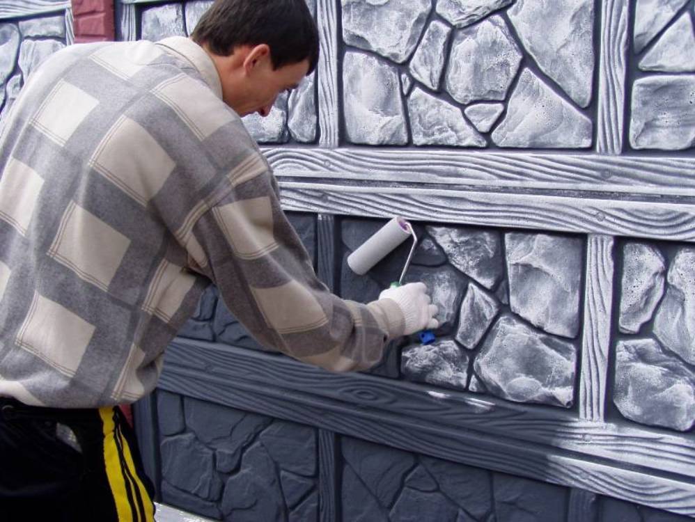 Как и чем лучше красить бетонные заборы?
