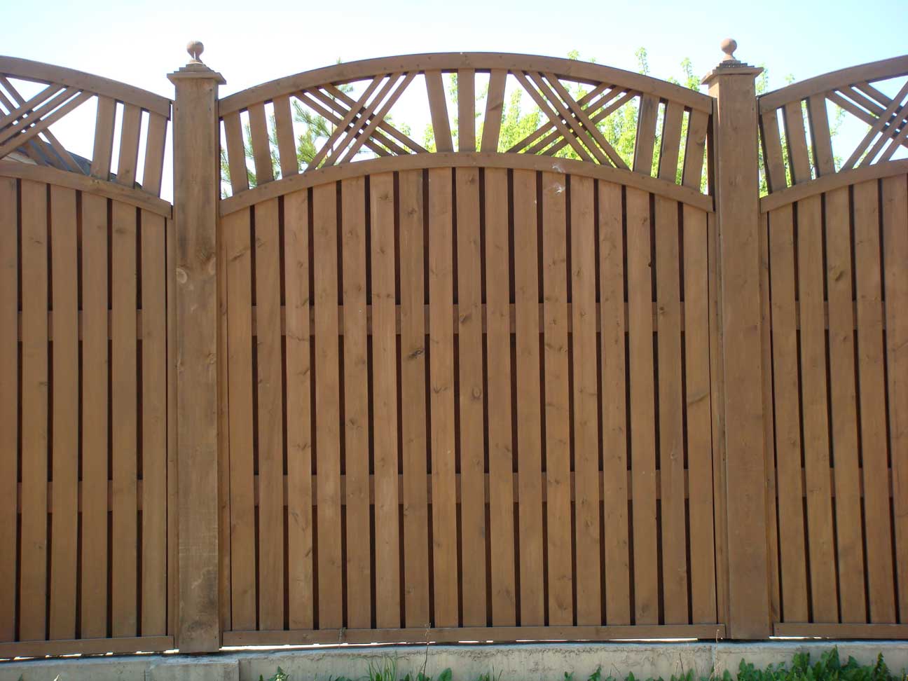 Забор из реек: лучший вариант ограждения из дерева, металла и пластика