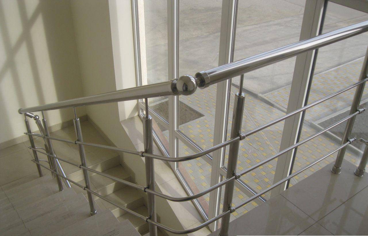 Хромированные перила: металлические ограждения для лестниц под «хром», сварка труб и крепление рейлингов к стойкам