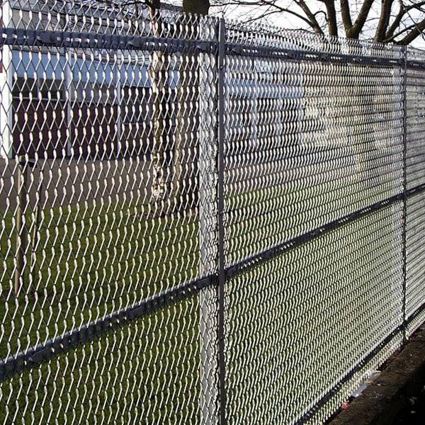 Чем дешевле всего огородить участок? забор из металлической сетки
