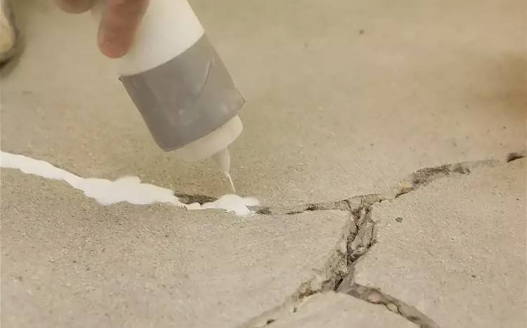 Как выровнять бетонный пол в гараже под плитку своими руками