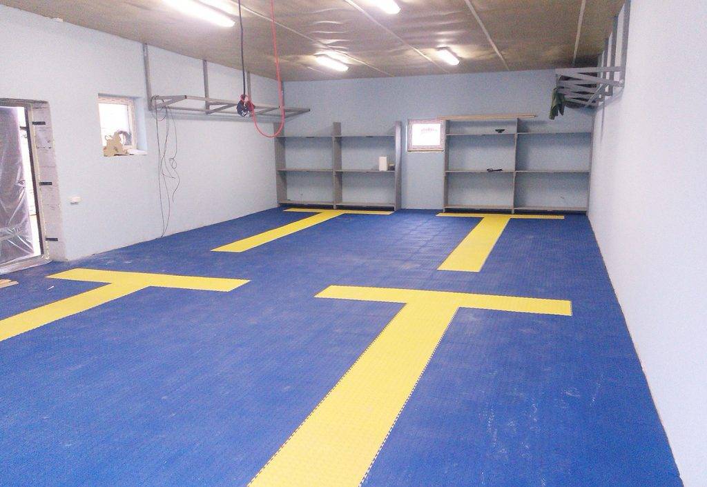 Чем покрыть бетонный пол в гараже?