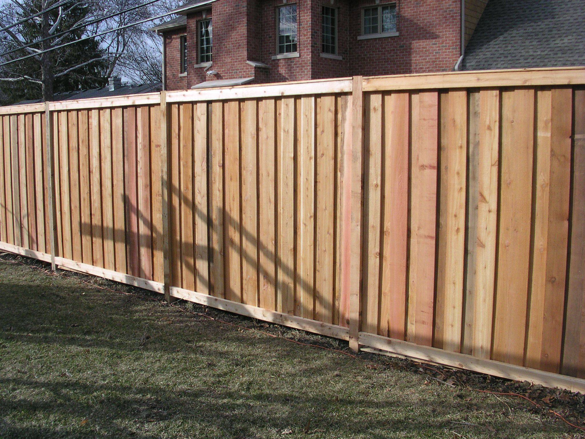 Можно ставить глухой забор. Забор из дерева. Сплошной деревянный забор. Сплошной забор из дерева. Деревянное ограждение участка.
