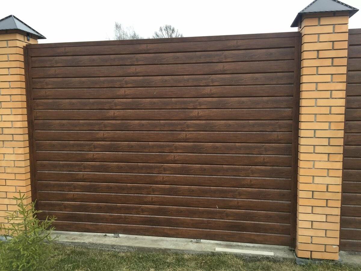 Забор из металлического сайдинга: как сделать своими руками для частного дома