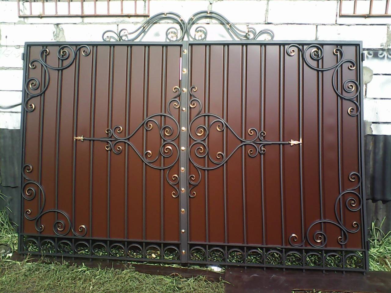 Ворота из профнастила с элементами ковки: красивая защита для вашего дома
