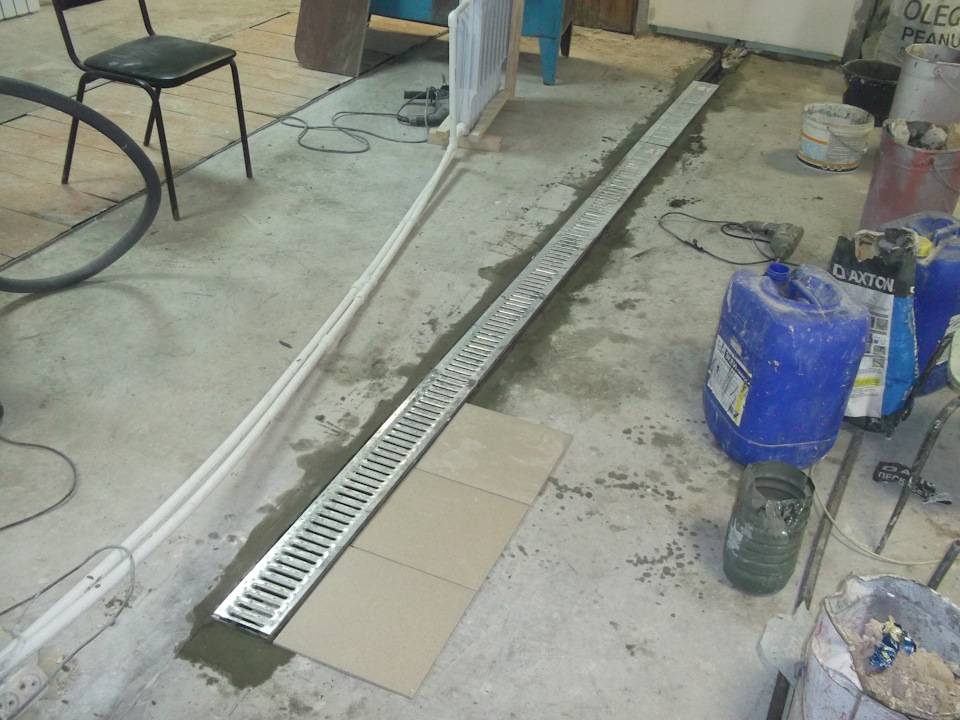 Как сделать дренаж в гараже с подвалом или без него: организация системы на этапе строительства, удаление воды с помощью насоса и профилей