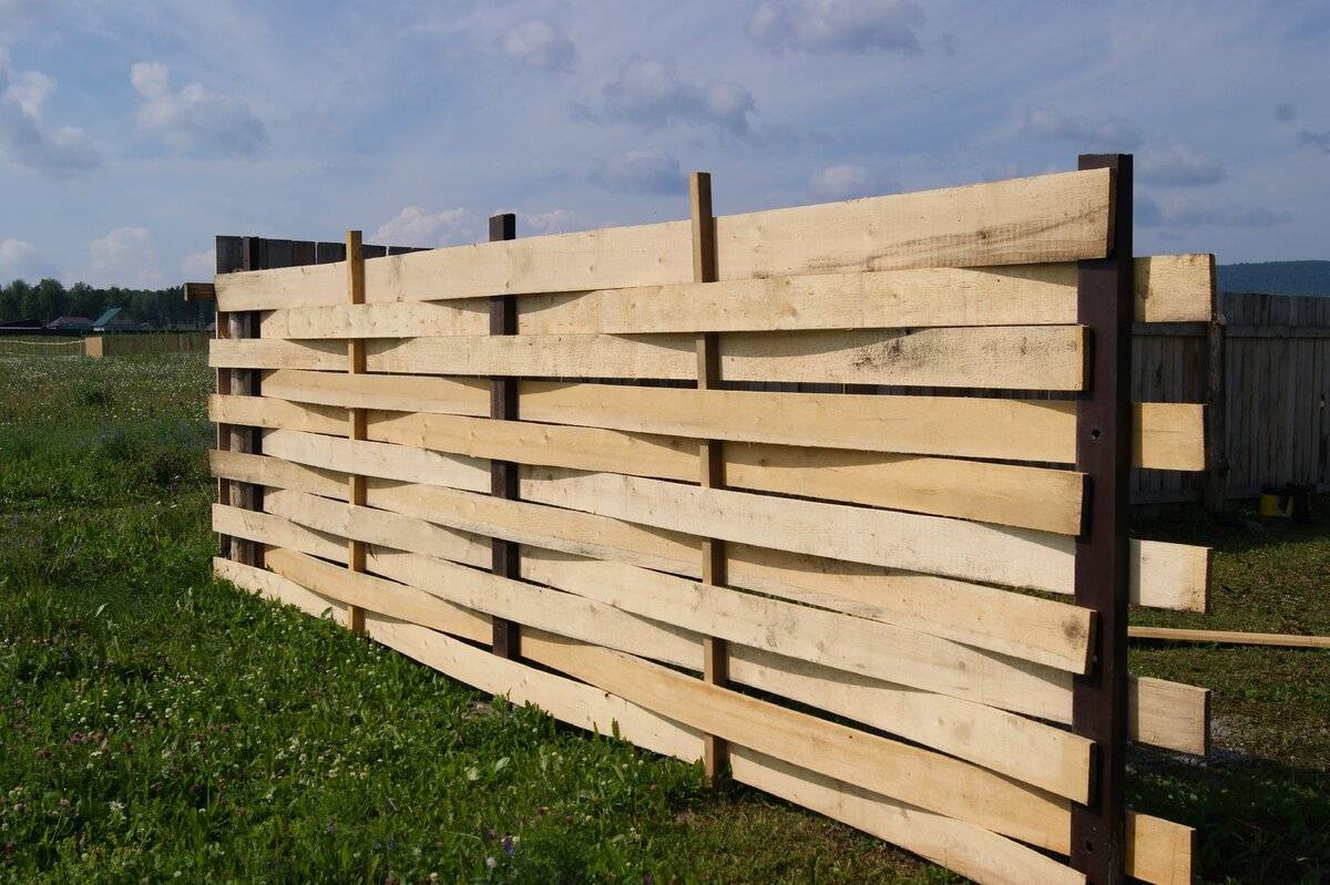 Как построить плетеный забор из досок своими руками