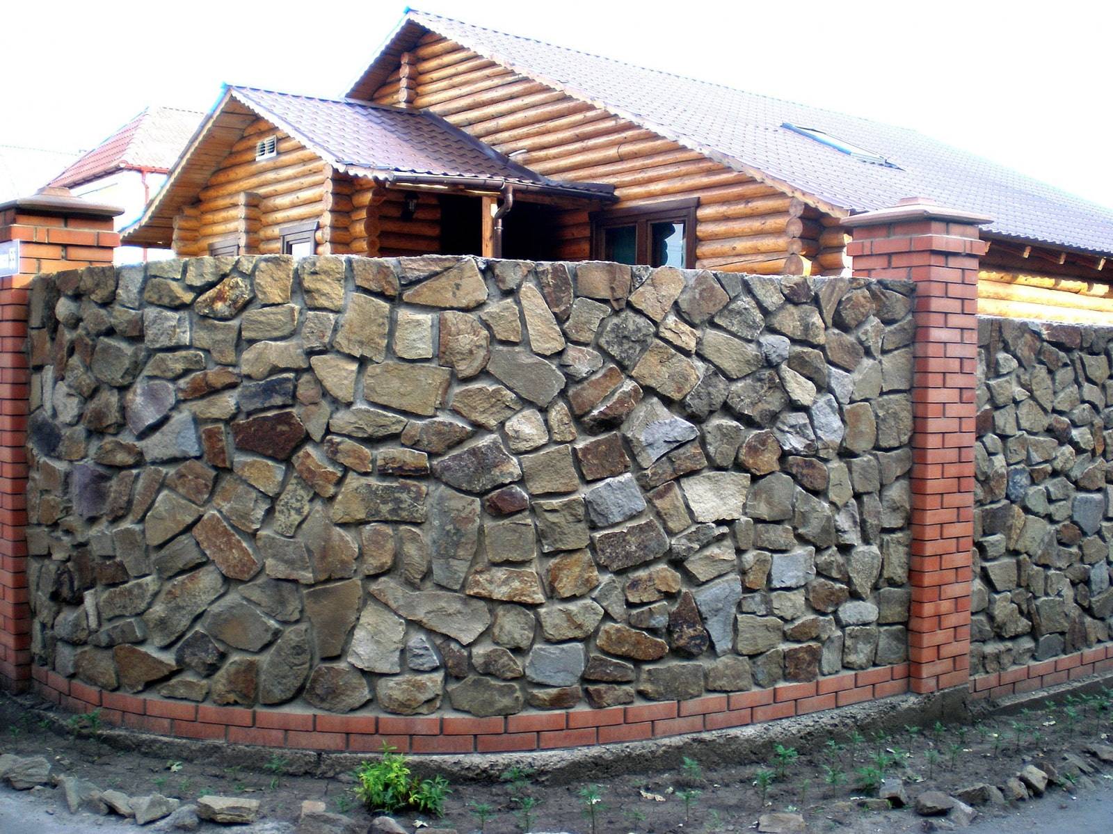 Забор из камня вокруг садового участка
