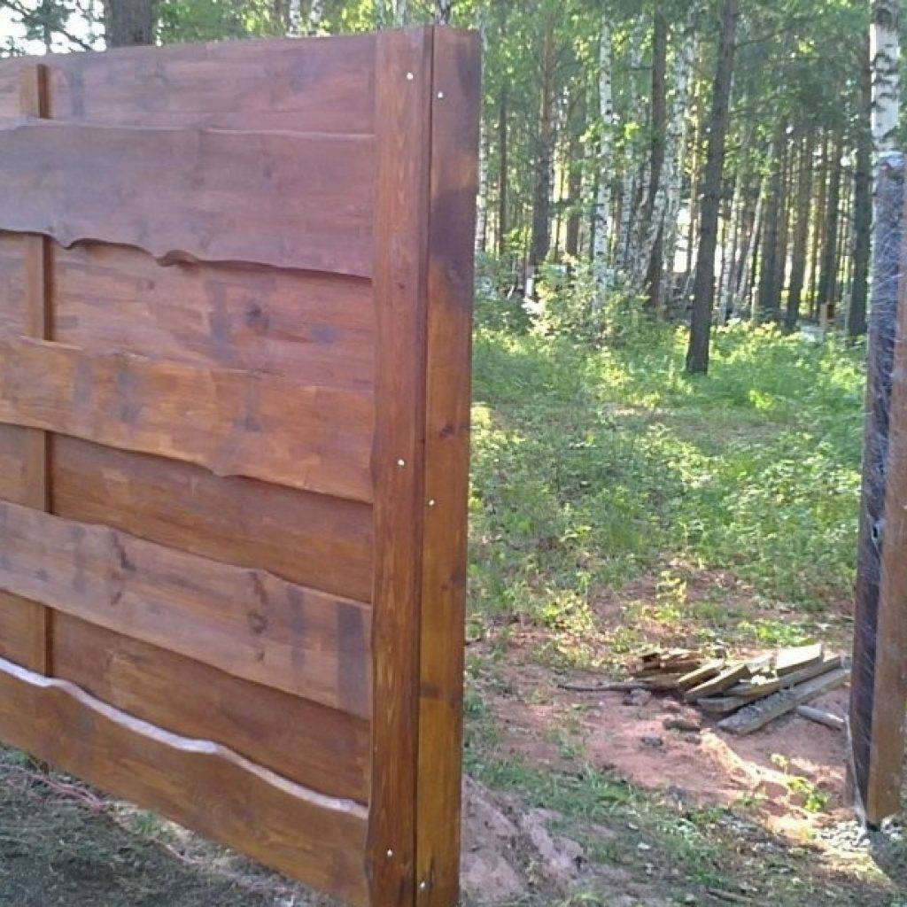 Забор из необрезной доски — виды конструкций и порядок постройки