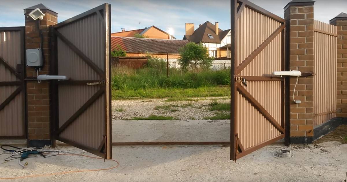 В какую сторону открыватюся входные железные двери?