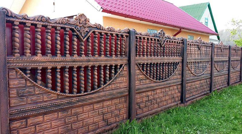 Как и чем покрасить забор: выбор краски, особенности покраски деревянного, металлического и декоративного бетонного ограждения