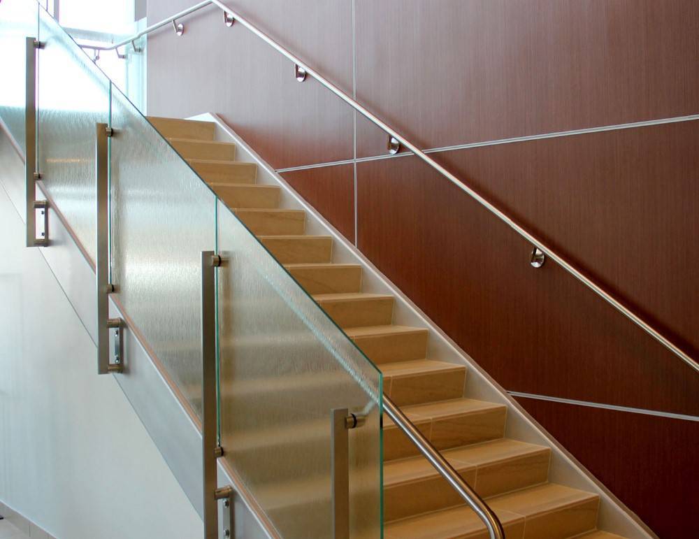 Монтаж ограждений из стекла - фурнитура для стеклянных лестниц