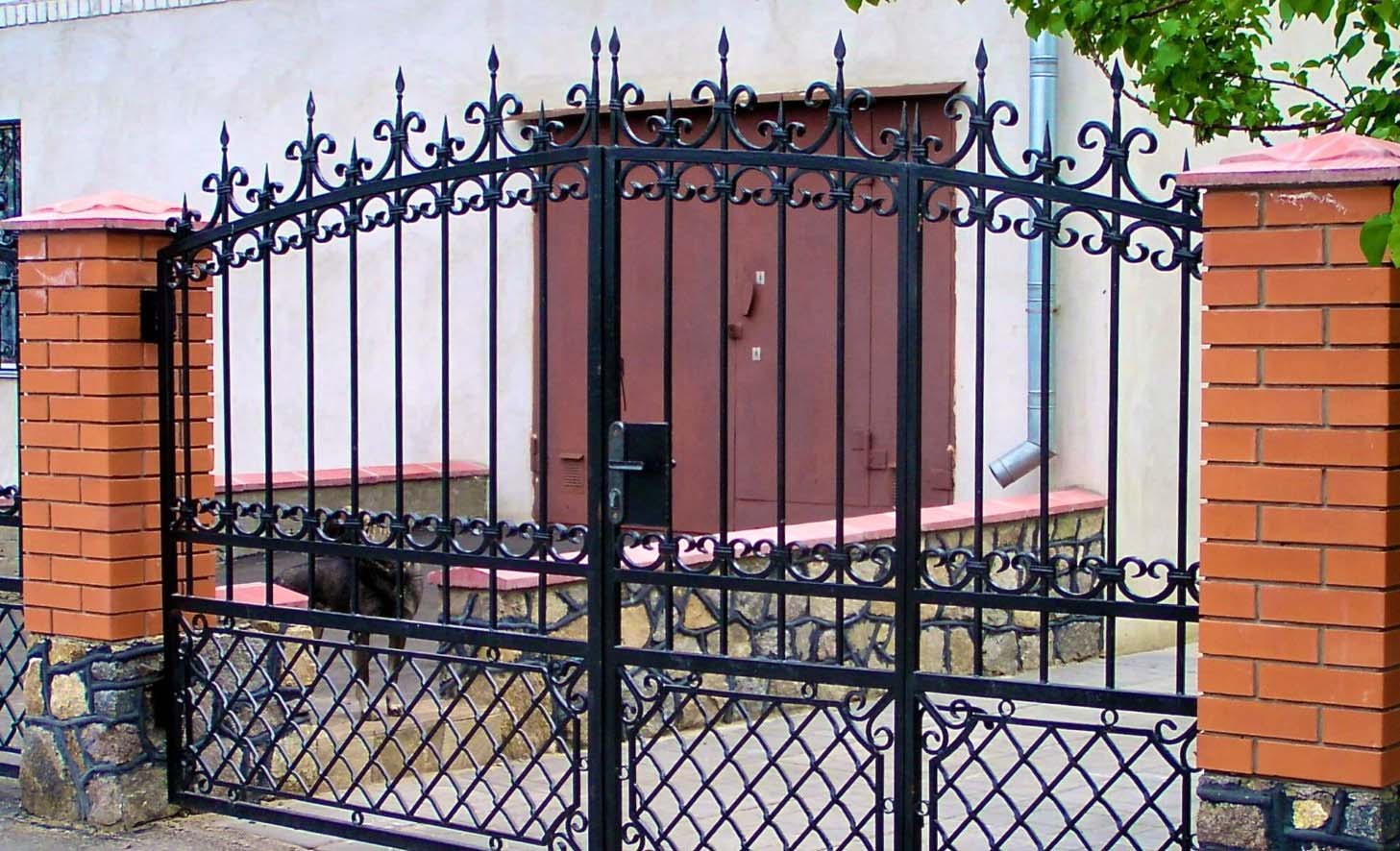Кованые ворота для загородного дома: тот случай, когда расходы того стоят