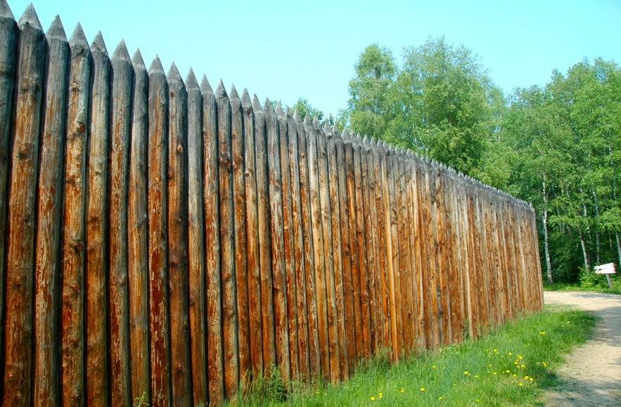 Забор из горбыля: технология строительства горизонтально и вертикально ориентированных сооружений