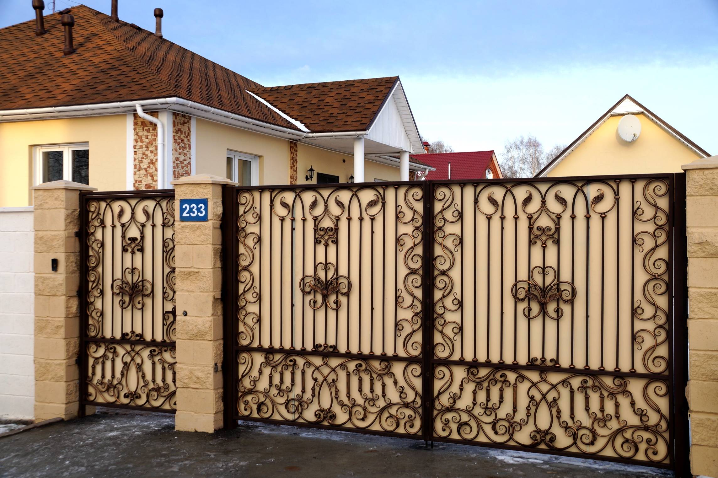 Забор и ворота для частного дома фото. Красивый забор. Красивые ворота. Красивые заборы и ворота. Калитка для забора.